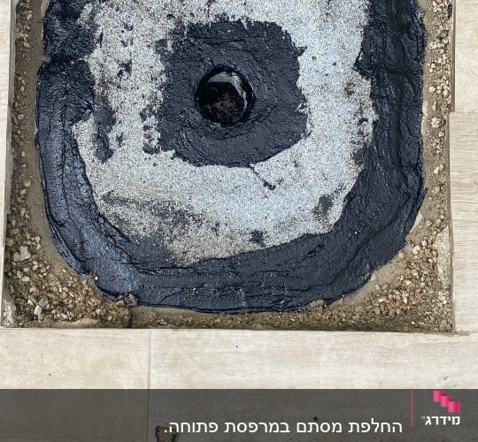 תמונה של תיקון צנרת בקרקע עם נעליים
